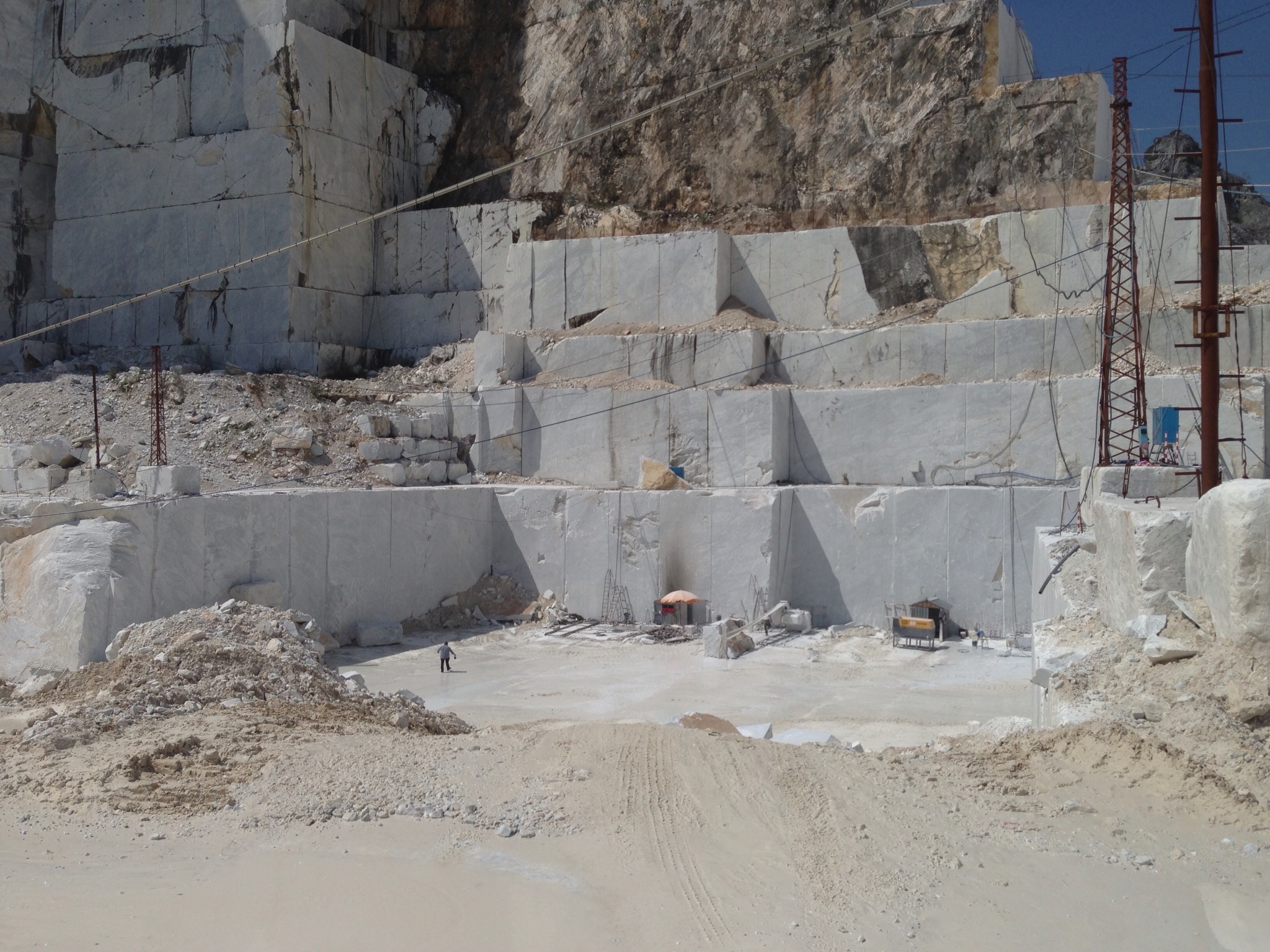 Bianco Carrara C marble origin - Authentic extraction and raw blocks from Apuan Alps quarries. - Marmi di Carrara since 1956 Italy